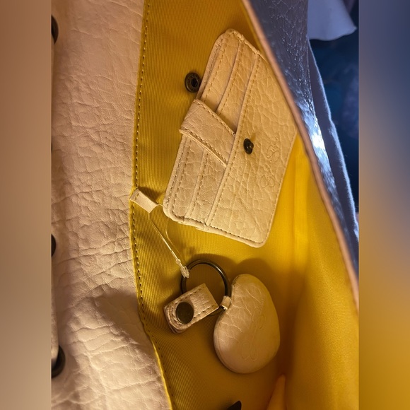 Jessica Simpson white flowery wristlet - Picture 3 of 4